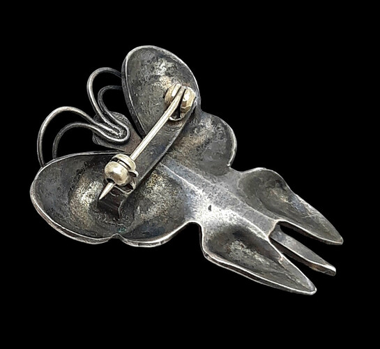 Unmarked_butterfly_brooch_b